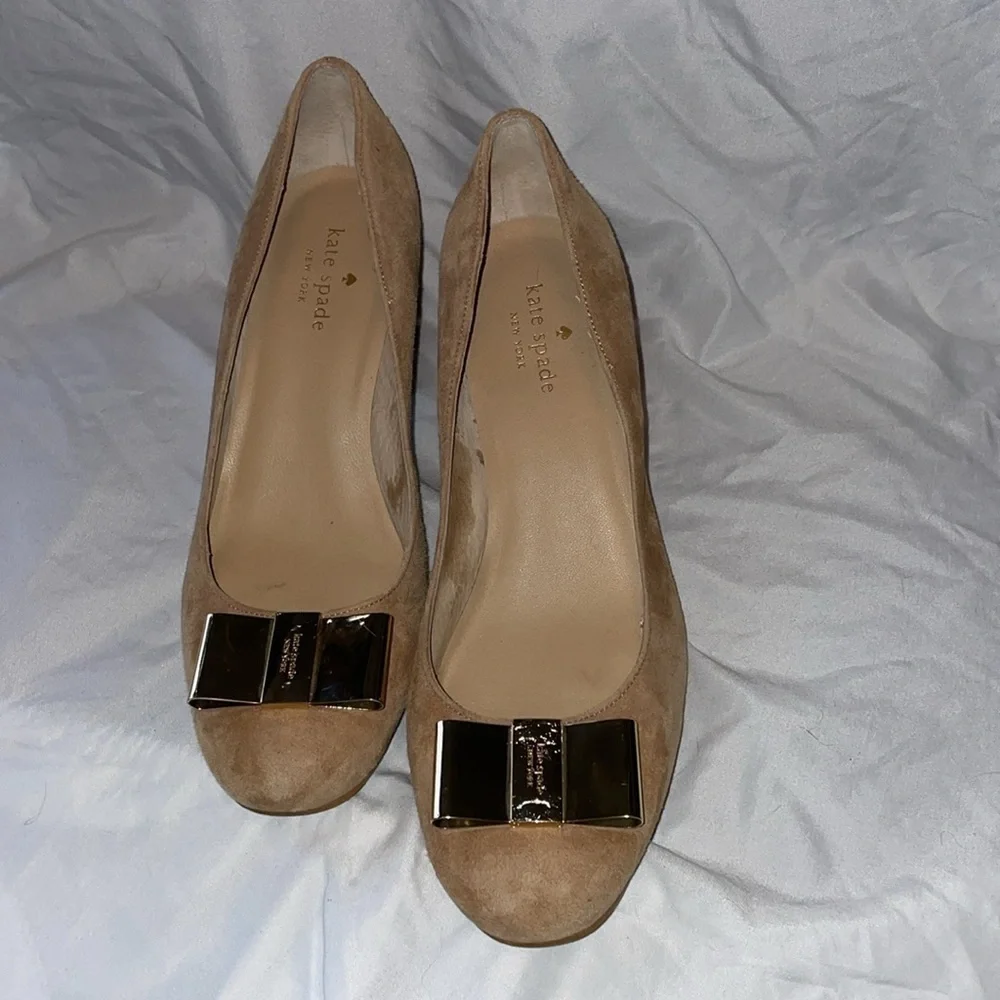 Kate Spade New York Lorin Beige Suede Leather Pump Shoe Gold Bow size 8.5